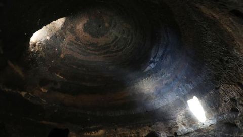 Cúpula de una las cuevas artificiales del yacimiento prehispánico de Risco Caído, en la cumbre de Gran Canaria, donde un rayo de luz que se cuela por una claraboya al amanecer va marcando el inicio de las estaciones de primavera, verano y o