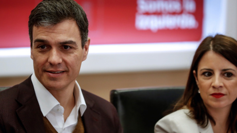 El secretario general del PSOE, Pedro Sánchez , y la vicesecretaria, Adriana Lastra (d), durante la reunión de la Permanente de la Ejecutiva de la formación celebrada en Ferraz. EFE/Emilio Naranjo