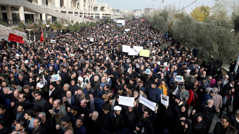 03/01/2020 - Los manifestantes protestan contra el asesinato del general iraní Qassem Soleimani, jefe de la élite de la Fuerza Quds, y el comandante de la milicia iraquí Abu Mahdi al-Muhandis, en Teherán, Irán. / Nazanin Tabatabaee (REUTERS