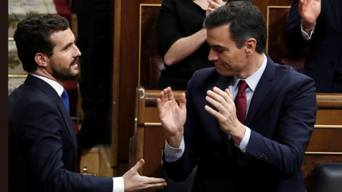 El candidato socialista Pedro Sánchez (d), que logró este martes la confianza del Congreso para un nuevo mandato como presidente del Gobierno, al lograr una estrecha mayoría de 167 votos a favor, 165 en contra y 18 abstenciones, recibe el s