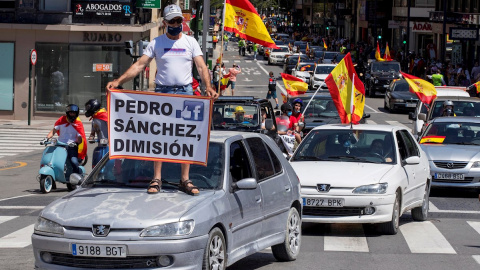 Más de un millar de turismos y motocicletas se han manifestado este sábado en Murcia por la convocatoria a nivel nacional de la formación VOX en contra del gobierno central por su gestión en la pandemia y el uso del estado de alarma EFE/Mar