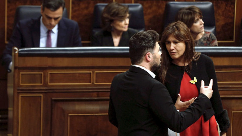 El portavoz de ERC, Gabriel Rufián (i), conversa con la portavoz de JxCat, Laura Borrás (d), ante el escaño del candidato a la Presidencia del Gobierno, Pedro Sánchez (i), en el hemiciclo del Congreso de los Diputados en la primera jornada 