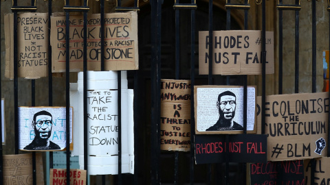 Carteles de la campaña Black Lives Matter, por la muerte del afroamericano George Floyd por un policía en Minneapolis, colocados en las puertas del Oriel College de Oxford durante una protesta reclamando la retirada de una estatua del imper