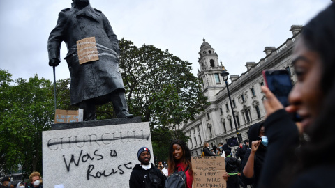 Estatua de Winston Churchill frente al Parlamento británico, en Londres, con una pintada que dice "Era un racista". REUTERS/Dylan Martinez