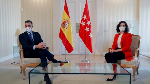 Fotografía de archivo de la reunión que mantuvieron la presidenta de la Comunidad de Madrid, Isabel Díaz Ayuso, y el presidente del Gobierno, Pedro Sánchez. - EFE