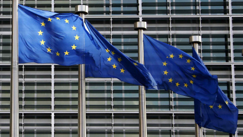 Banderas de la UE en el exterior de la sede de la Comisión Europea, en Bruselas. REUTERS/Francois Lenoir