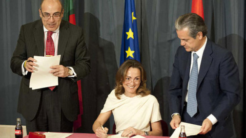 Sol Daurella, propietaria de Cobega y presidenta de Coca-Cola Iberian Partners, firma el acuerdo de integración con el presidente ejecutivo de la multinacional, Muhtar Kent (I) y el presidente de Coca-Cola Iberia, Marcos de Quinto.-