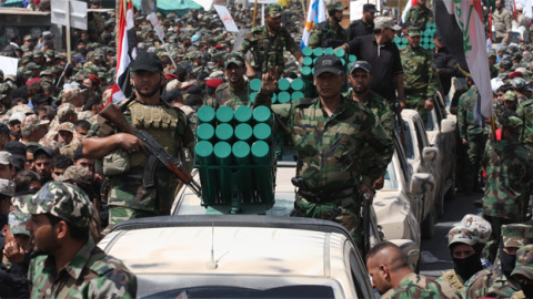 Desfile de combatientes del Ejército de Al-Mahdi del clérigo chií y líder de facto de la Ciudad Sadr en Bagdad, Muqtada al-Sadr.