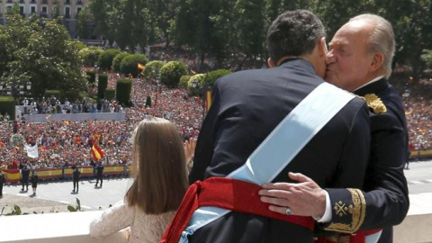 El rey emérito Juan Carlos recibe un beso de su hijo en el balcón del Palacio Real el día de la proclamación de Felipe VI. EFE