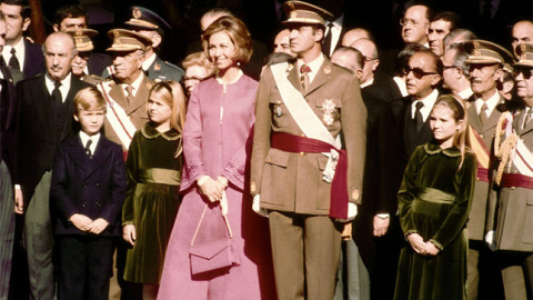 Juan Carlos I el día de su coronación junto a la reina Sofía.- EFE-Archivo