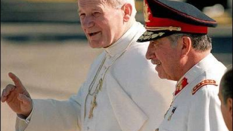 Juan Pablo II y Pinochet, durante la visita del Papa a Chile en 1987.