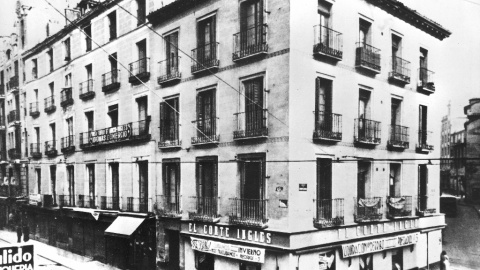 El Corte Inglés toma su nombre de una pequeña sastrería fundada en 1890 y situada entre las calles Preciados, Carmen y Rompelanzas, de Madrid