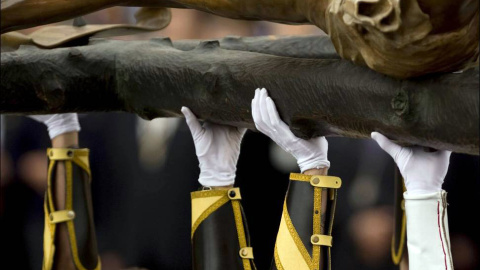 Imagen que muestra la esvástica en el brazo izquierdo de uno de los legionarios que el pasado jueves sujetaba la imagen del Cristo de la Buena Muerte, procedente de la Iglesia de Santo Domingo de Guzmán, en Málaga.