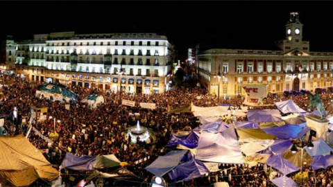 Manifestantes en Sol esta noche. REUTERS