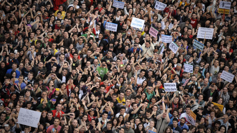 Miles de personas se concentran el la Puerta del Sol de Madrid durante el movimiento 15-M.- AFP