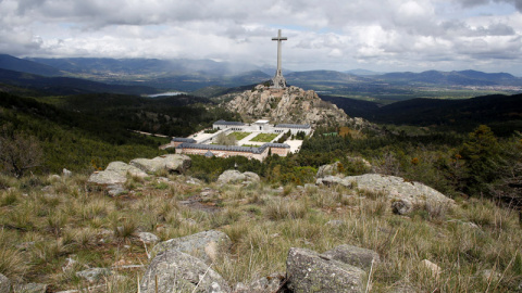 Situado a casi cincuenta kilómetros al norte de Madrid, el Valle de los Caídos es un conjunto monumental edificado en los años 40 y 50 por orden de Franco, quien eligió el emplazamiento y siguió la construcción.