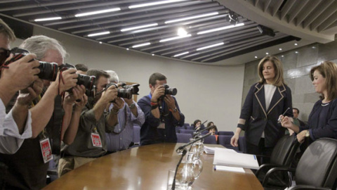 La ministra de Empleo, Fátima Báñez, con la vicepresidenta del Gobierno, Soraya Sáenz de Santamaría, el pasado viernes, antes de iniciar la rueda de prensa tras el Consejo de Ministros.