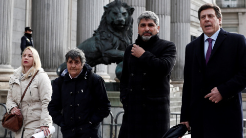 Juan Carlos Quer (d) y Juan José Cortés, padres de Diana Quer y Mari Luz Cortés, junto a Jéssica Sánchez, en representación de la familia de Yéremi Vargas, y la presidenta de la Asociación Clara Campoamor, Blanca Estrella (2i), a su llegada