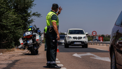 Foto de archivo de n agente de la Guardia Civil durante un control en la autovía, a 1 de julio de 2022.