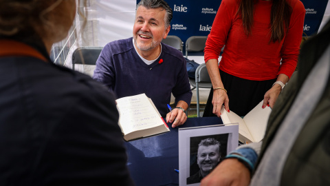 Ramon Gener signant llibres al centre de Barcelona per Sant Jordi