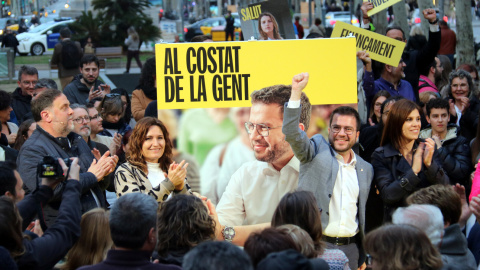 Junqueras, Vilagrà i Aragonès al final de l'acte d'obertura de campanya d'ERC.