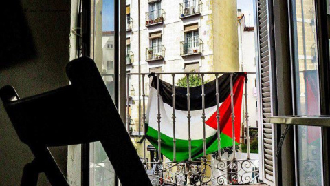 Interior del centro social okupado La Rosa donde se observa la bandera de Palestina.