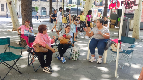 Trabajadoras acampadas en frente del Ayuntamiento de Sevilla