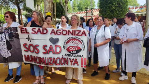 Las trabajadoras durante una concentración en la Feria de Sevilla