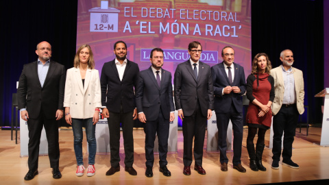 Fotografia de grup dels representants de les candidatures al 12-M, aquest divendres a l'inici del debat a Rac1 i La Vanguàrdia.