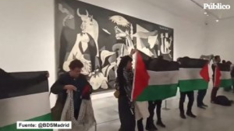 Activistas exigen un alto el fuego en Gaza frente al Guernica y denuncian los lazos diplomáticos de España con Israel