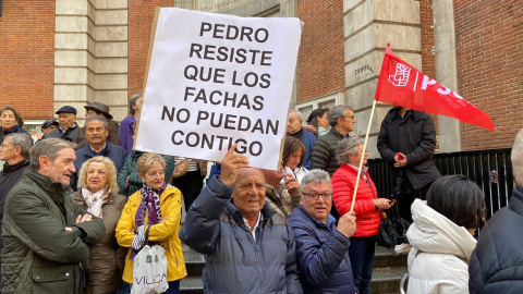 Un hombre con una pancarta en apoyo a Sánchez