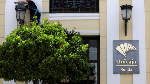 El logo de Unicaja Banco en la fachada de una oficina en Málaga. REUTERS/Jon Nazca