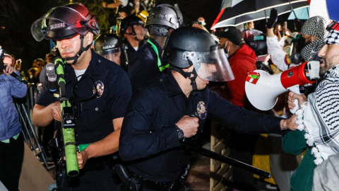 La Policía accede a la Universidad de California para disolver las protestas propalestinas.