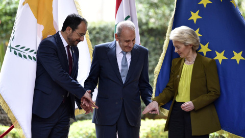 El Presidente del Parlamento libanés, Nabih Berri, estrecha la mano del Presidente chipriota, Nikos Christodoulides, y de la Presidenta de la Comisión Europea, Ursula von der Leyen, a 2 de mayo de 2024.