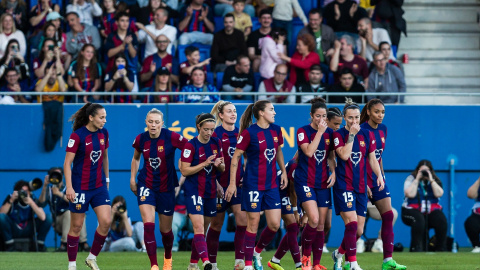 Las futbolistas del FC Barcelona celebran un gol en el Johan Cruyff Stadium, a 13 abril de 2024.