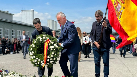 Torres, junto al ministro de Derechos Sociales, Pablo Bustinduy, este domingo en el campo de Mauthausen.