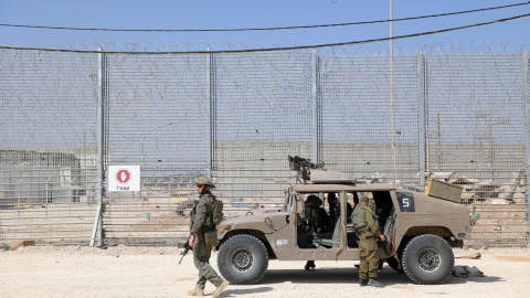 Algunos soldados israelíes junto al paso fronterizo de Erez, a lo largo de la valla fronteriza con el norte de la Franja de Gaza, el 5 de mayo de 2024.