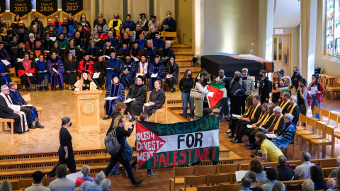 Estudiantes del St. Olaf College (Minnesota) protestando y exigiendo al colegio que desinvierta su financiación de inversiones de intereses israelíes.