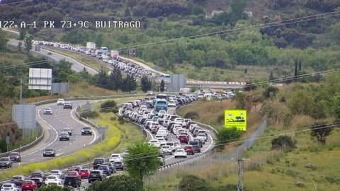 Fuertes retenciones en la A-1 y A-4, camino a la Comunidad de Madrid, por dos accidentes en la operación retorno del puente de mayo.