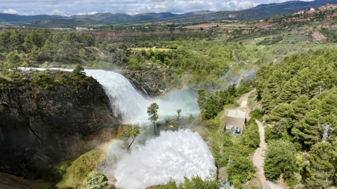 El salt de comportes de la presa de Talarn