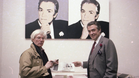 Andy Warhol y Fernando Vijande, ante su retrato díptico, en Madrid.