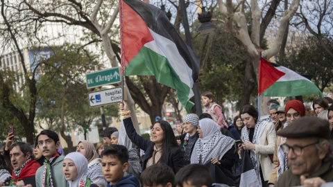 Decenas de personas durante una manifestación en apoyo a Palestina en València, a 25 de febrero de 2024.