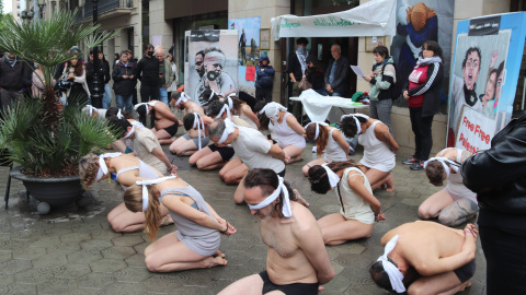 Activistes pro palestina ocupen la seu d'Acció en una 'performance' sobre la vida a una presó israeliana, aquest dimecres