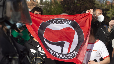 Varias personas participan en la concentración convocada en Vallecas contra Vox, a 7 de abril de 2021, en la Plaza de la Constitución de Vallecas, Madrid, (España).