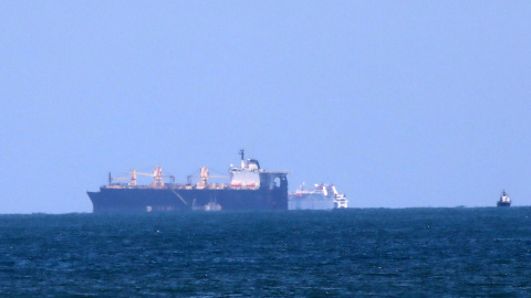 Buques de la Armada de los Estados Unidos anclan frente a la costa de Gaza para operar en el proyecto de un muelle flotante en Gaza, a 16 de mayo de 2024.