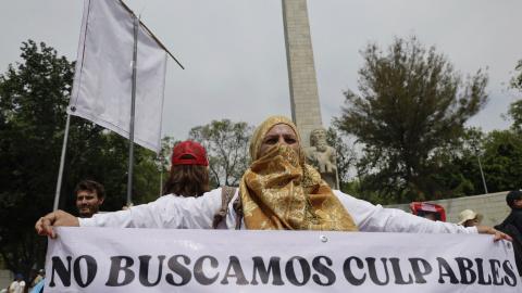 Madres de familiares de personas desaparecidas sostienen pancartas mientras participan en la 13 Marcha de la Dignidad Nacional, con motivo del Día de las Madres en México para exigir la aparición de sus seres queridos.