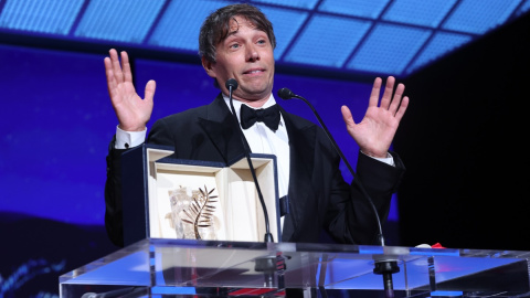 Sean Baker recibe la 'Palma de Oro' por 'Anora' en el 77º Festival de Cine de Cannes, a 25 de mayo de 2024.