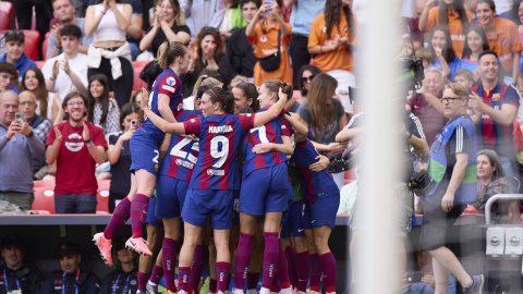 Aitana Bonmatí, jugadora del FC Barcelona, celebra su gol durante el partido final de la UEFA Women's Champions League frente al Olympique Lyonnais en San Mamés, a 25 de mayo de 2024.