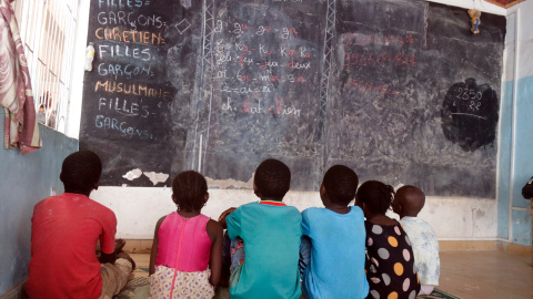 Nens de l'escola maternal de Ziguinchor mirant la pissarra de la classe.