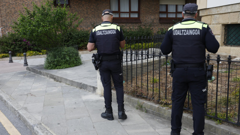 Miembros de la policía local de Getxo (Bizkaia) inspeccionan este domingo el lugar donde un joven de 23 años fue apuñalado anoche en una pelea,